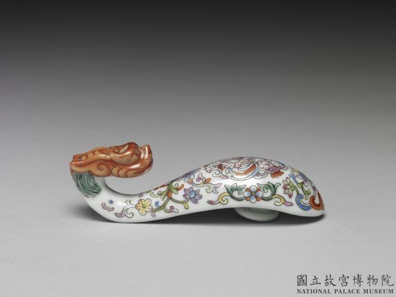 Dragon-head shaped belt hook with fencai polychrome enamels on a white ground, Qing dynasty (1644-1911)